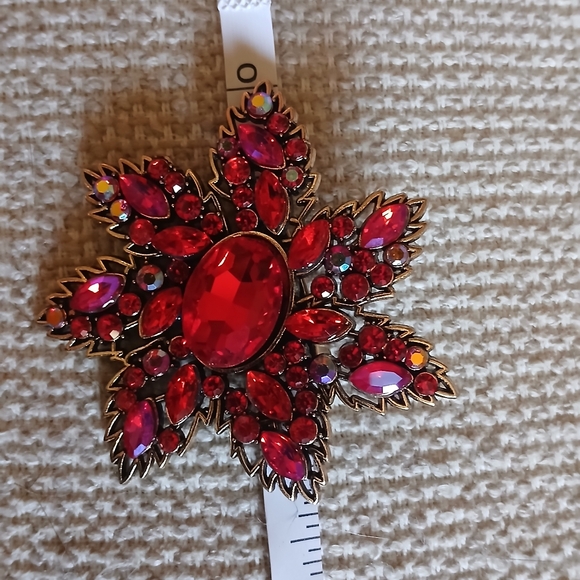 🌲Vibrant Poinsettia Brooch🌲 - Picture 11 of 11